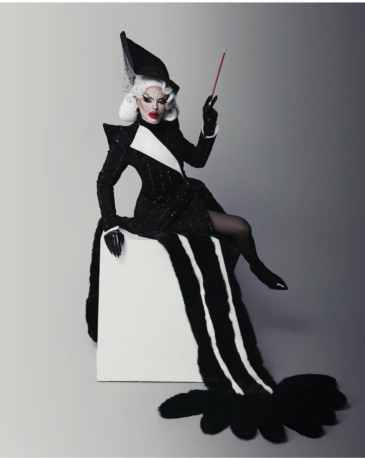 Black and white sculptural look
